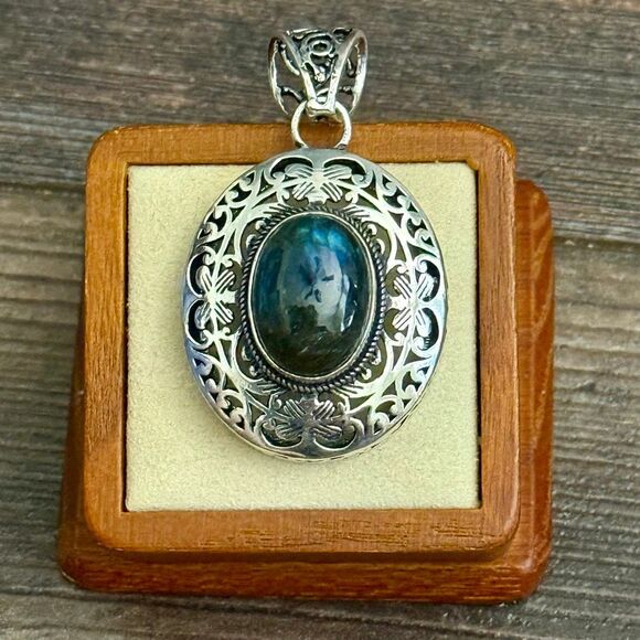 Stunning Large Oval Labradorite Necklace Pendant Womens Statement Piece New - Picture 3 of 6